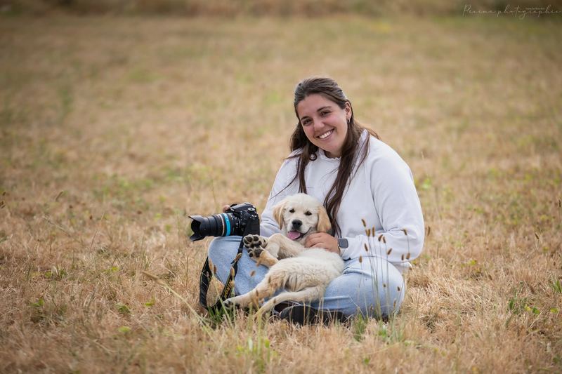 Natacha, photographe, avec un chiot golden retriever