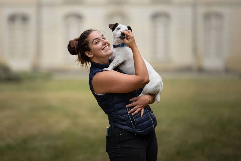 Femme portant un jack russell