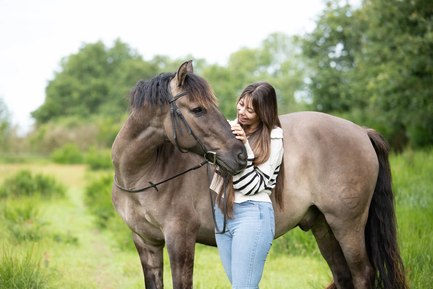 Complicité entre une femme et son cheval en Loire-Atlantique