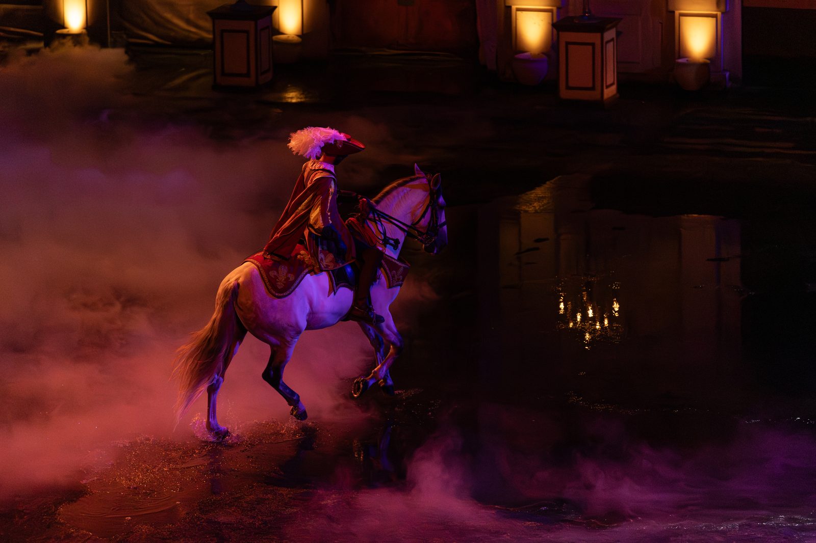 Cavalier en costume d'époque lors d'un spectacle équestre nocturne