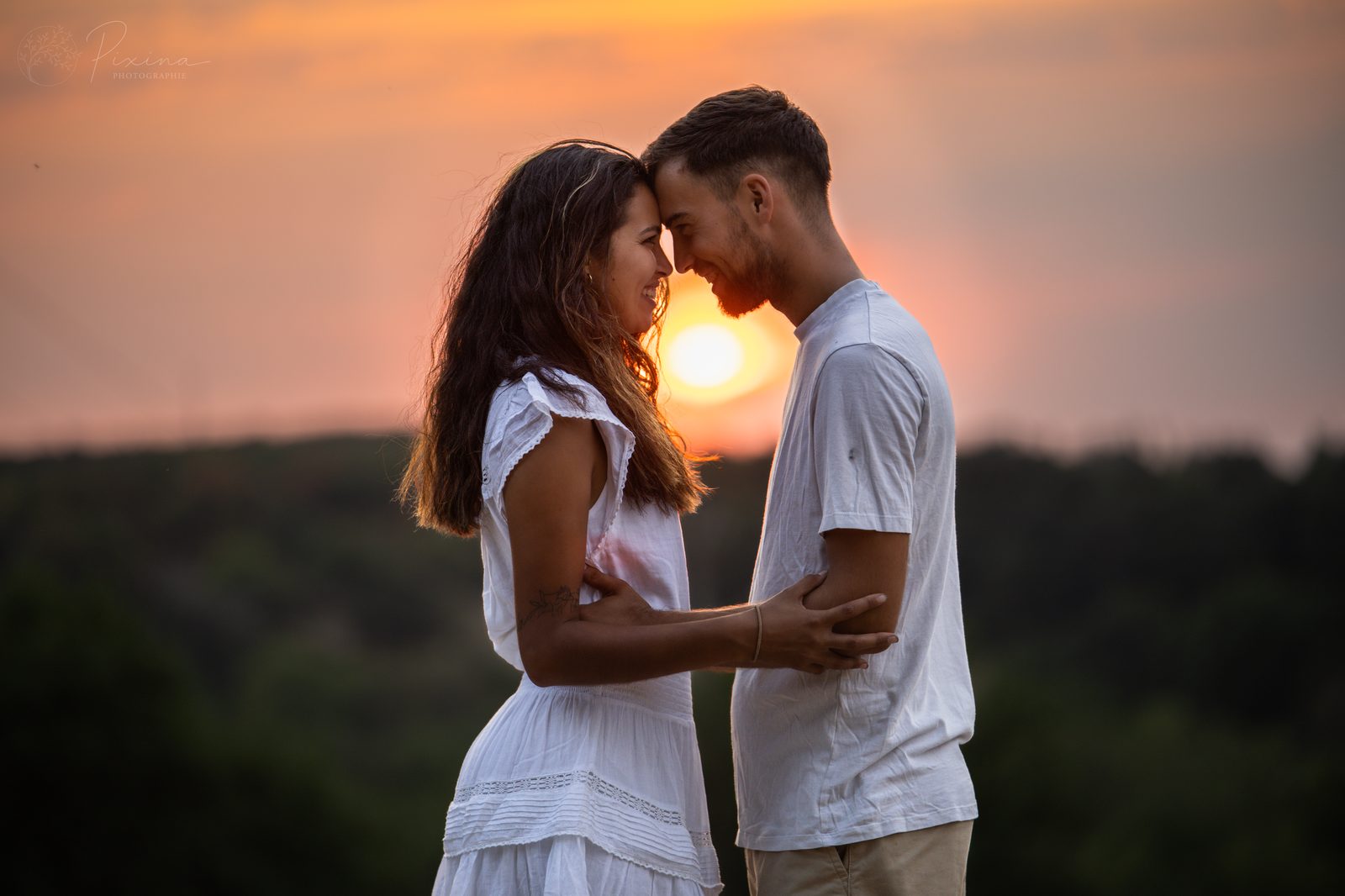 Couple front contre front au coucher du soleil