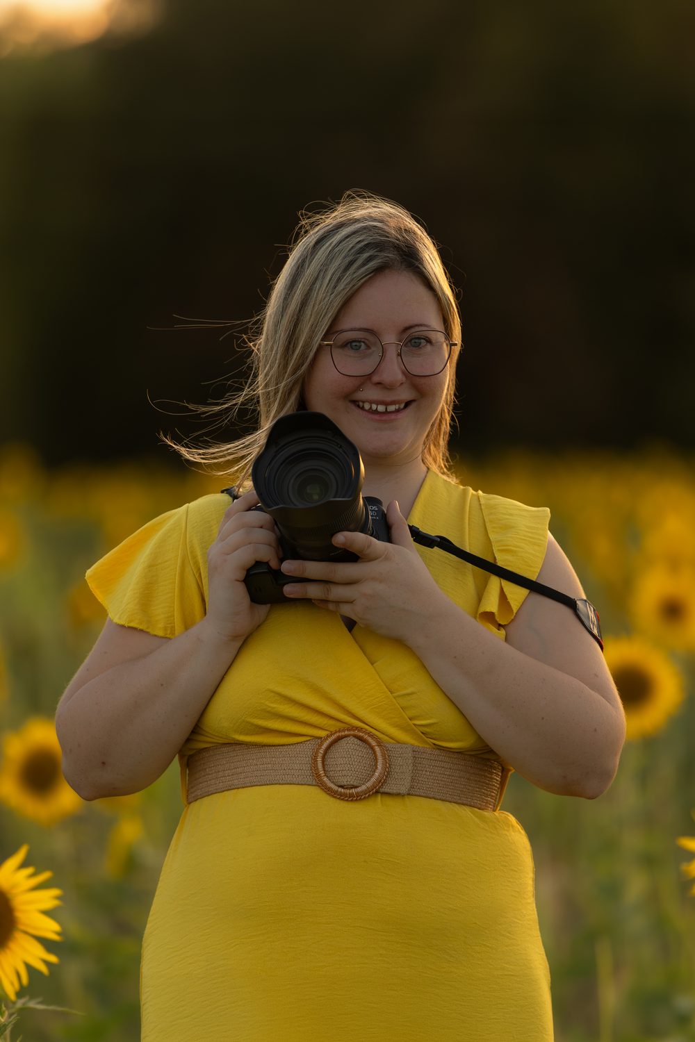 Natacha Boudot, photographe de Pixina Photographie, dans un champ de tournesols